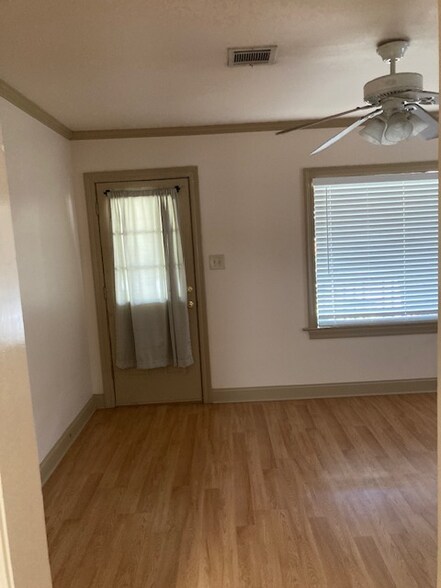 Building Photo - 303 Paris St