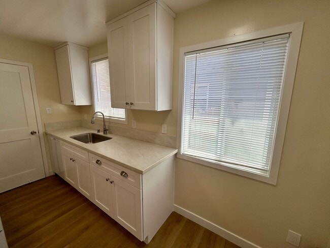 Building Photo - 1254 Lillian Ave
