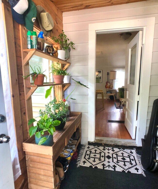 Building Photo - 1817 Spohn Ave