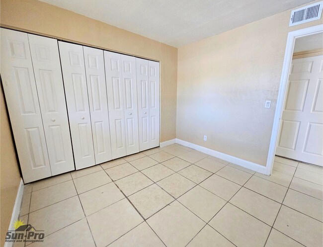 Building Photo - 900 S Peninsula Dr