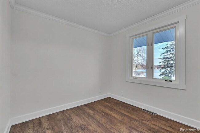 Building Photo - 8165 Leonard Dr