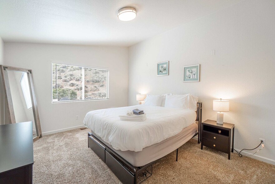 Building Photo - 1550 Carousel Ct