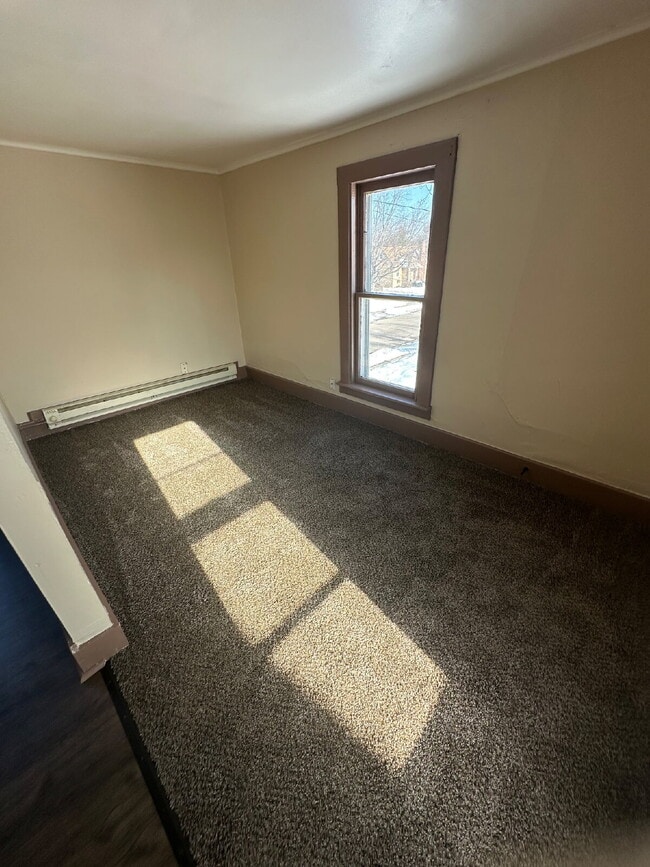 Building Photo - 1413 1/2 Linden Ave. Upper