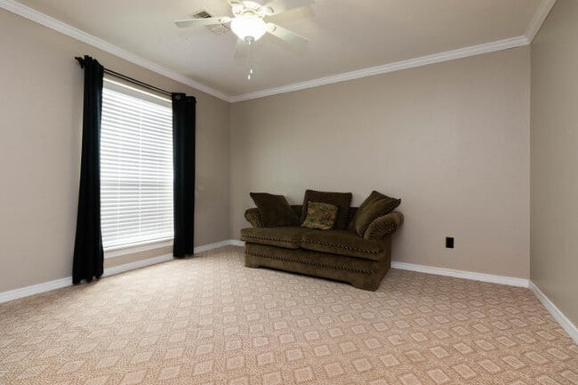 Building Photo - 4 Bedrooms 3 bathrooms, OFFICE 2 living rooms, and 2 car garage