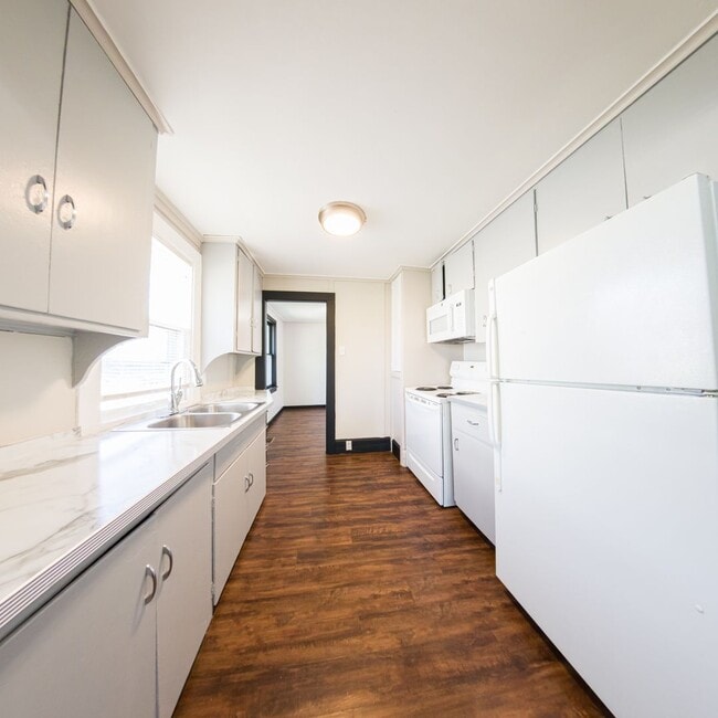 Building Photo - 2 Bedroom 1 Bath 1 Stall Garage For Rent