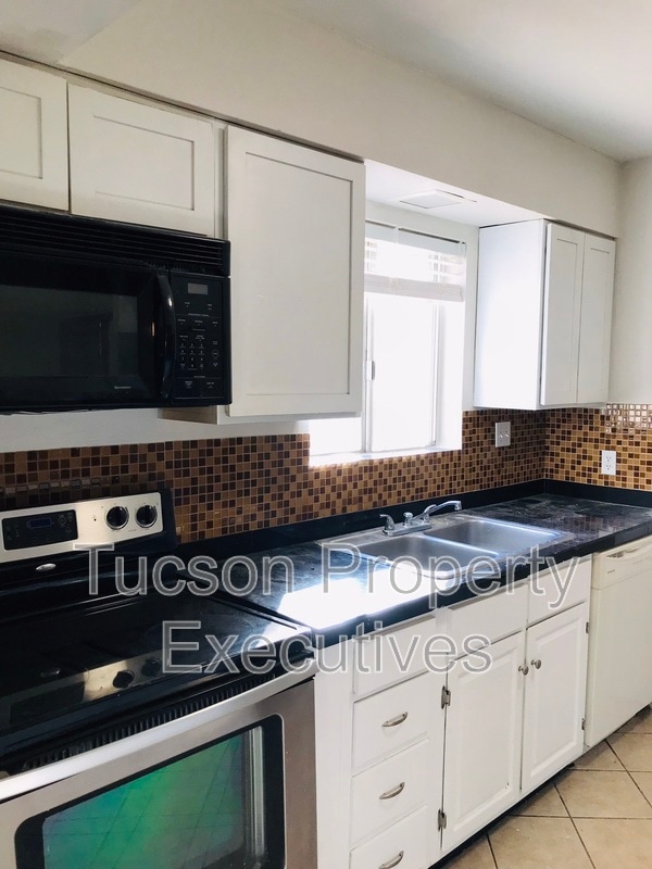 Building Photo - 7742 E Tanque Verde Ln