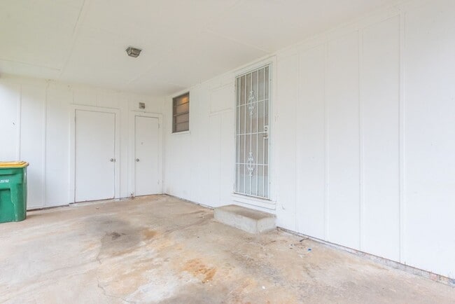 Building Photo - 2 Bedroom 1 Bathroom Home With Carport.