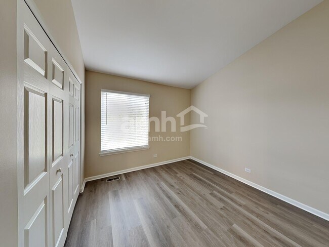 Building Photo - 1440 Summerhill Dr