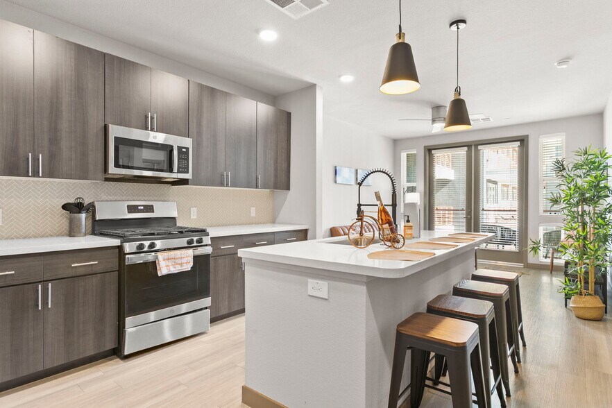 Building Photo - 400 N 2nd Ave