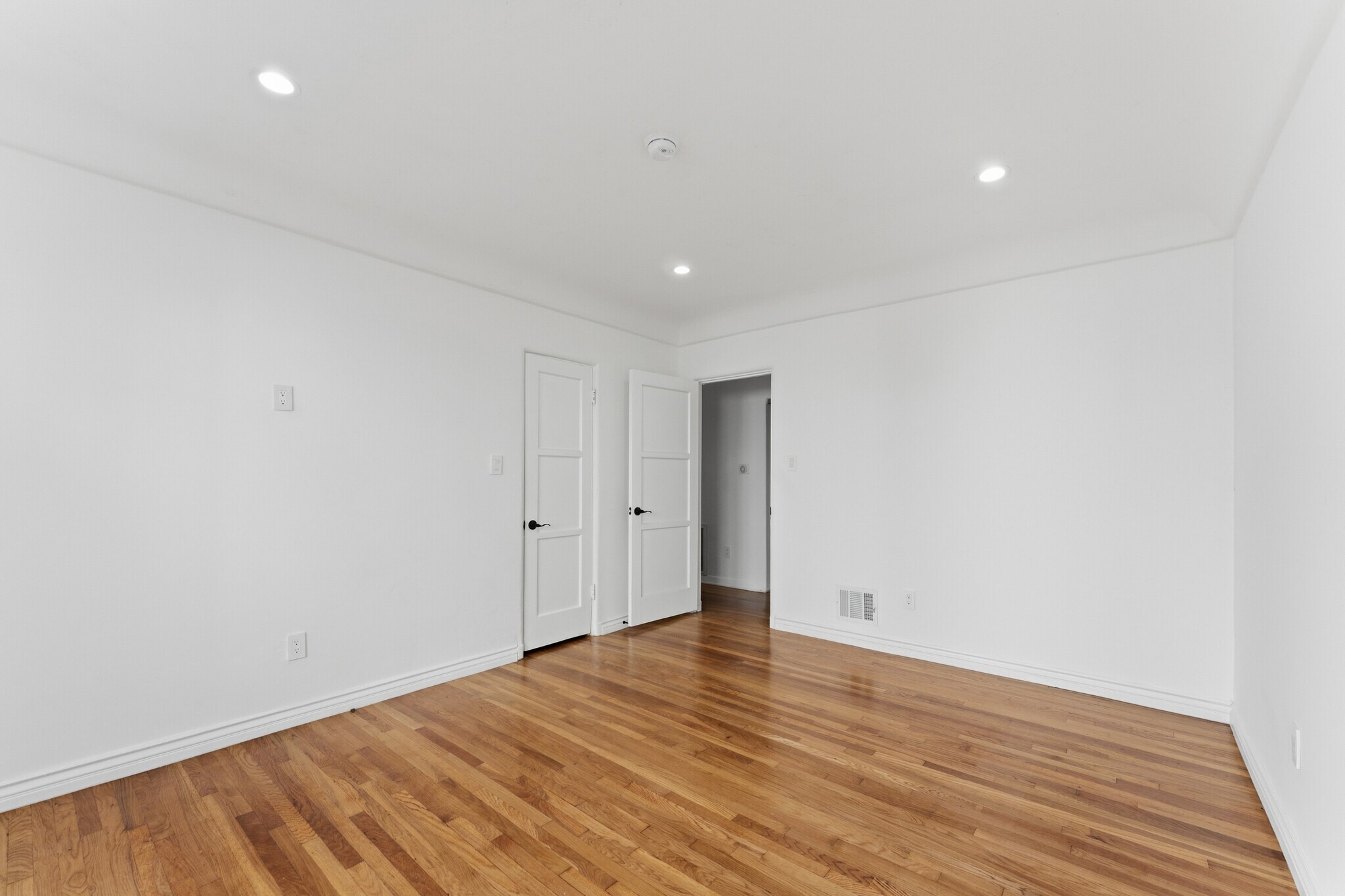 Building Photo - 824 S Holt Ave