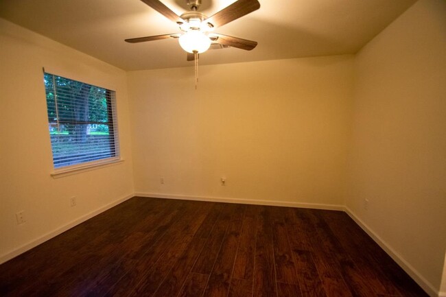 Building Photo - 2107 Mistletoe Ave