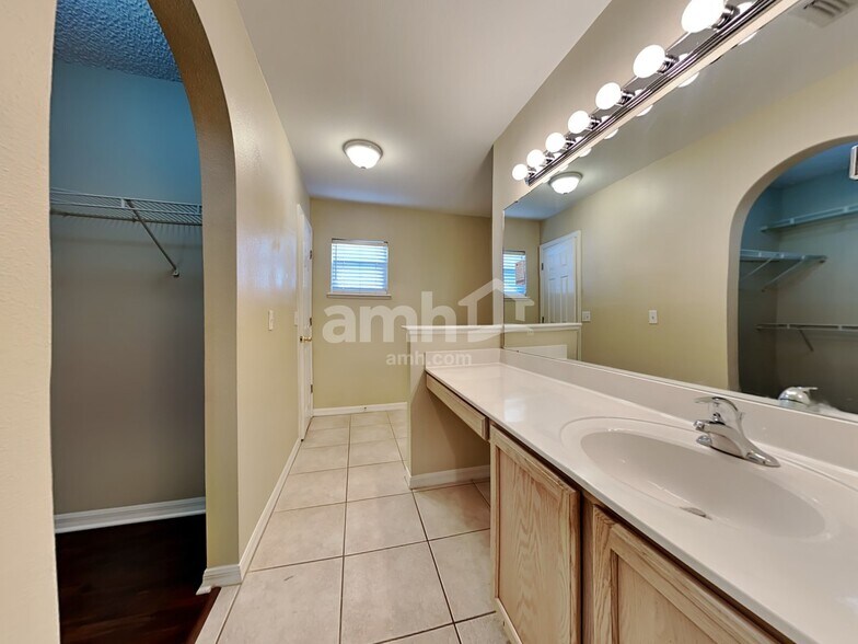 Building Photo - 70 Reeding Ridge Dr W