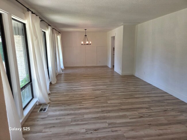 Building Photo - Large Four Bedroom with a Pool in Folsom