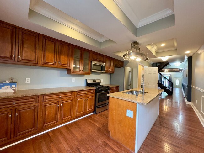 Building Photo - Charming 3-Bedroom Townhome with Modern Am...