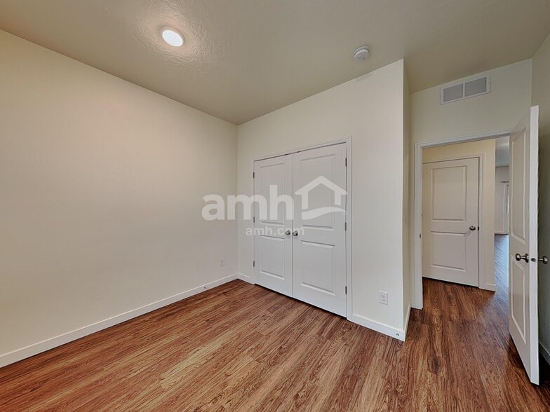 Building Photo - 898 N Garnet Creek Ave