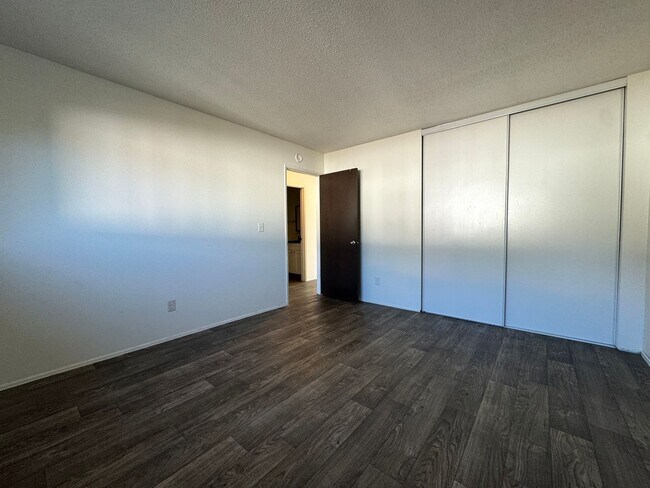 Building Photo - **$750 DEPOSIT + FREE FIRST MONTH'S RENT**Updated Top Floor Unit in Creston-Kenilworth Neighborho...