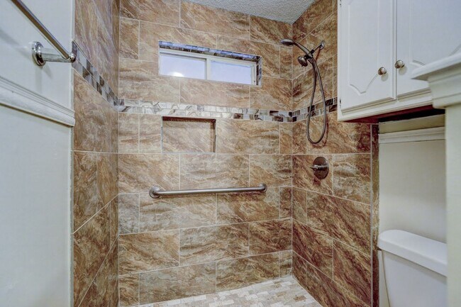 Building Photo - 3 Bed 2 Bath in OKC!