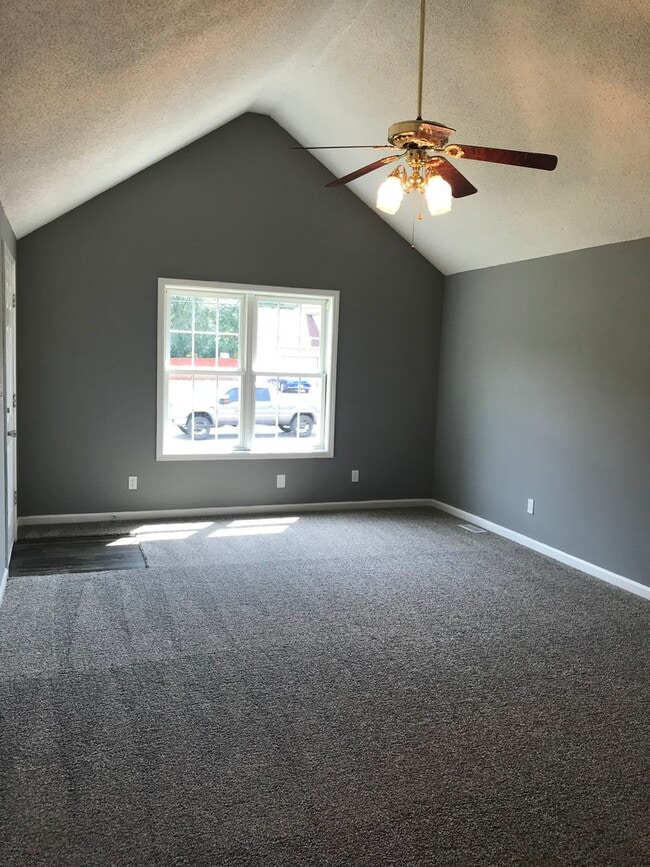 Building Photo - 3 Bedroom Pet Friendly Home For Rent!