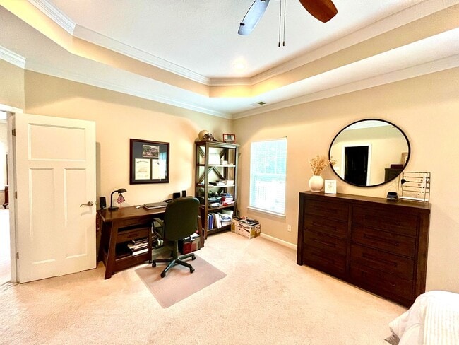 Building Photo - 3BR Open Floor Plan with Sunroom & Garage!