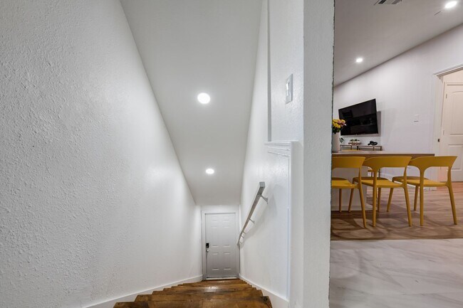 Building Photo - 5624 Eastside Ave