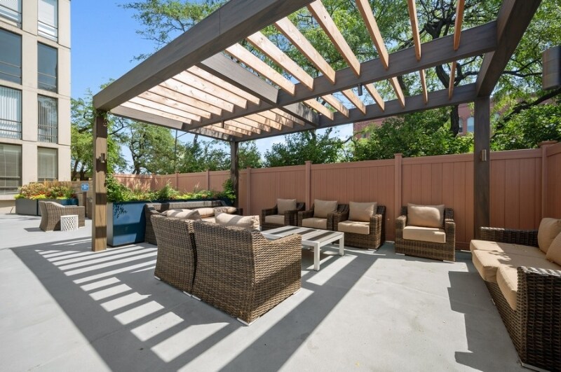 Building Photo - 1660 N La Salle Dr