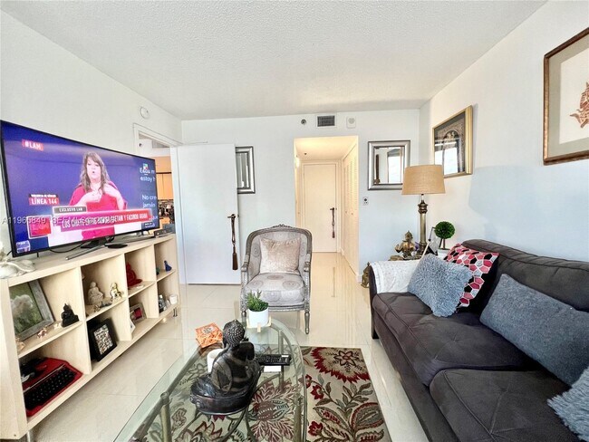 Building Photo - 7601 E Treasure Dr