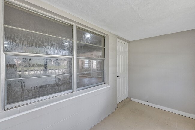 Building Photo - Charming 3-Bedroom Home with Spacious Yard & Enclosed Porch in Frostproof