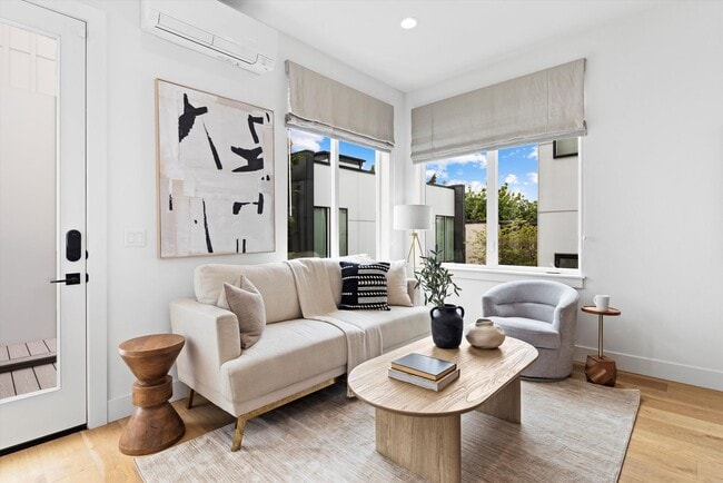 Building Photo - Bright & Charming 2bed/2bath Townhome in P...