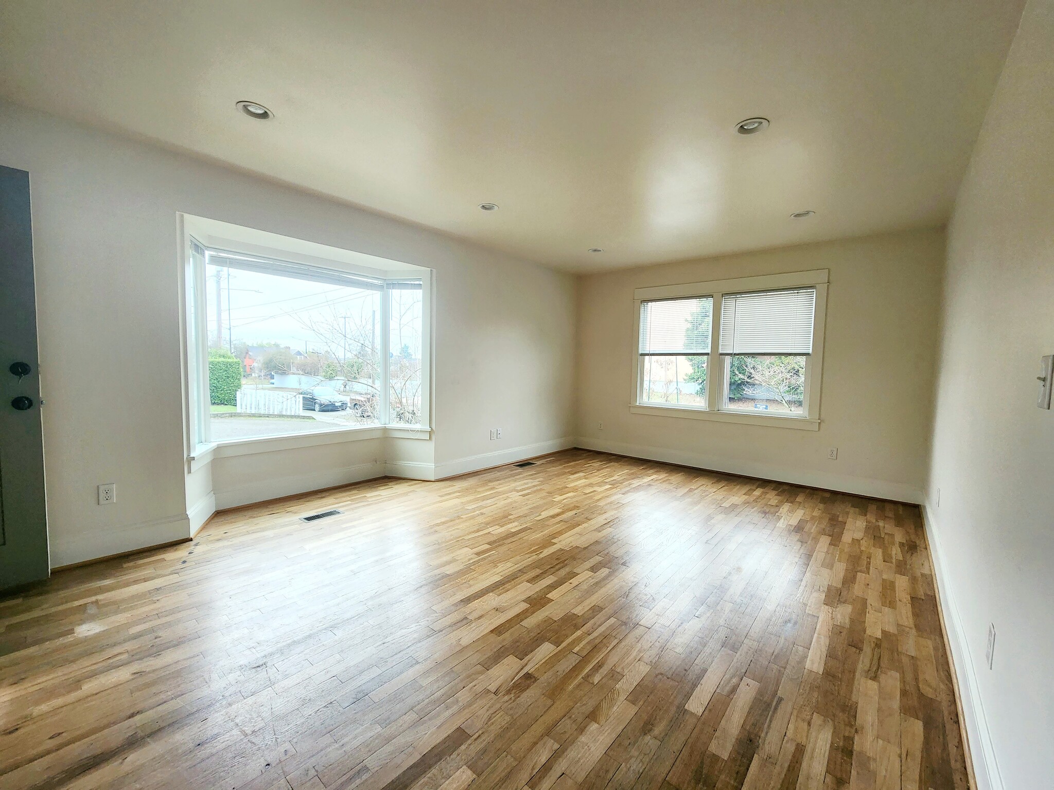 Living Room - 6623 N Vancouver Ave