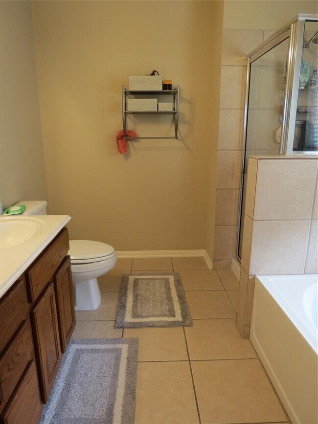 Building Photo - 402 Las Colinas Dr