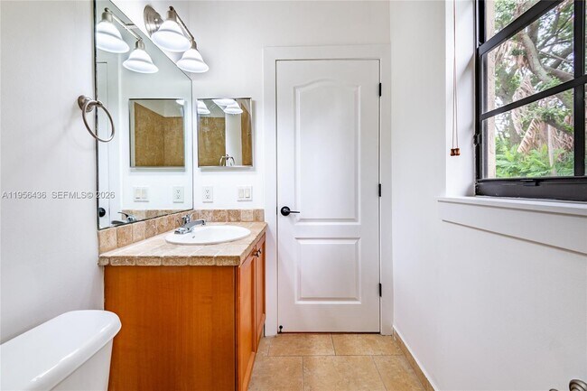 Building Photo - 2819 Coconut Ave