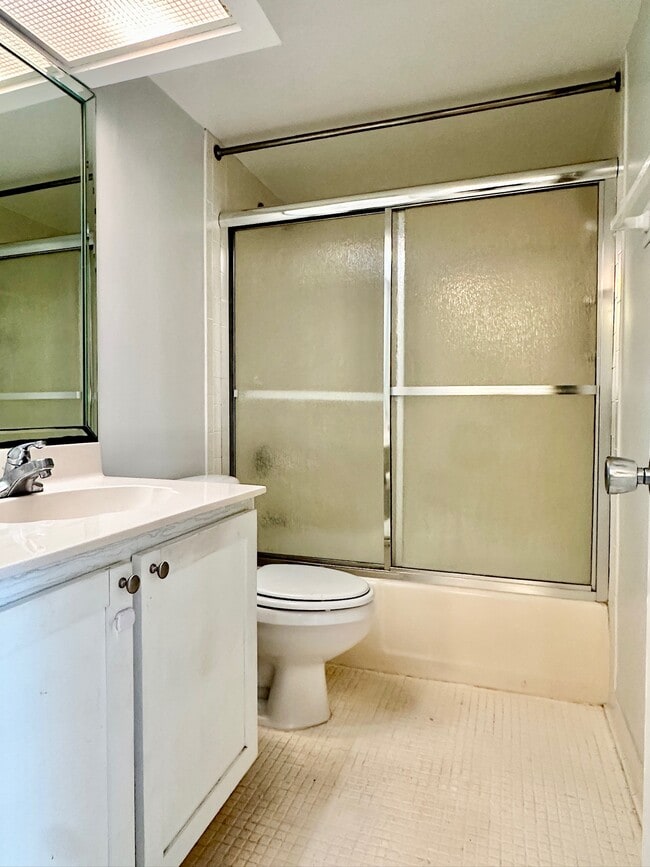 Building Photo - 2617 Cove Cay Dr