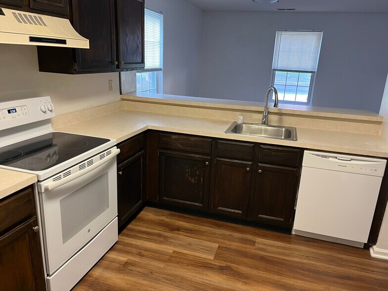 Building Photo - 2401 Greensward N