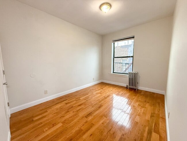 Building Photo - 553 E 188th St