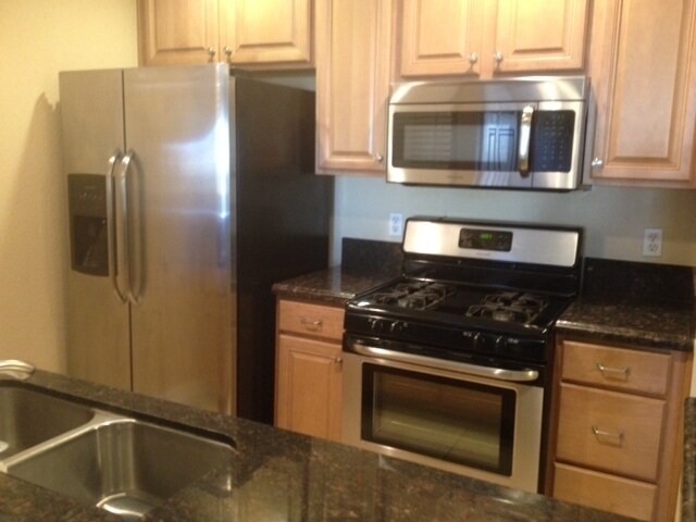 Building Photo - Gated Community * Downstairs 1 bedroom * Community Pool & Fitness Room