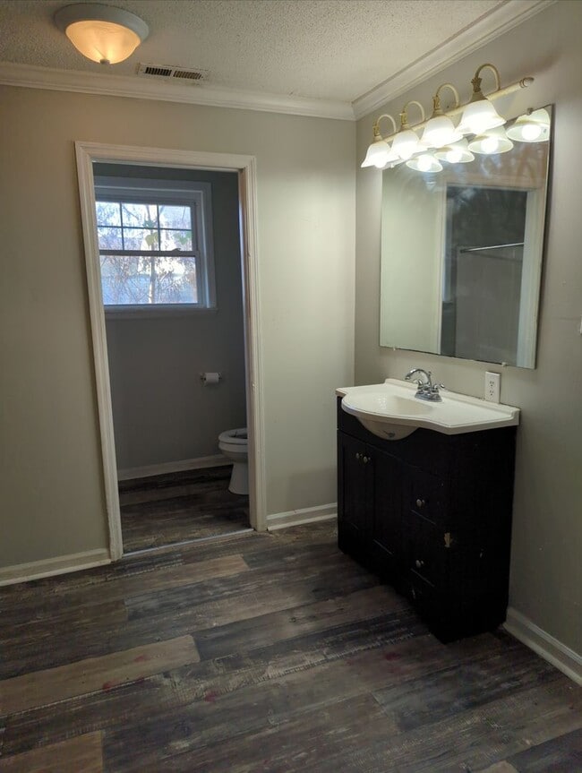 Building Photo - 2 Bedroom Rossville House