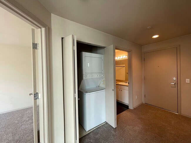 Building Photo - Classic 1bedroom Condo with Elegant Amenit...