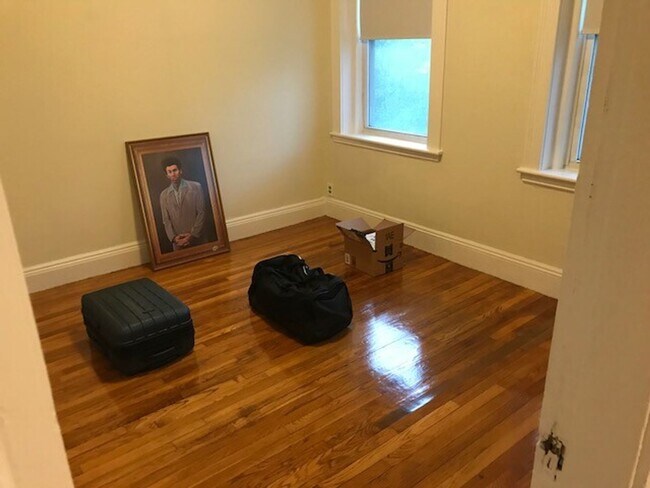 Building Photo - Large updated 2 bed unit with the landlord...