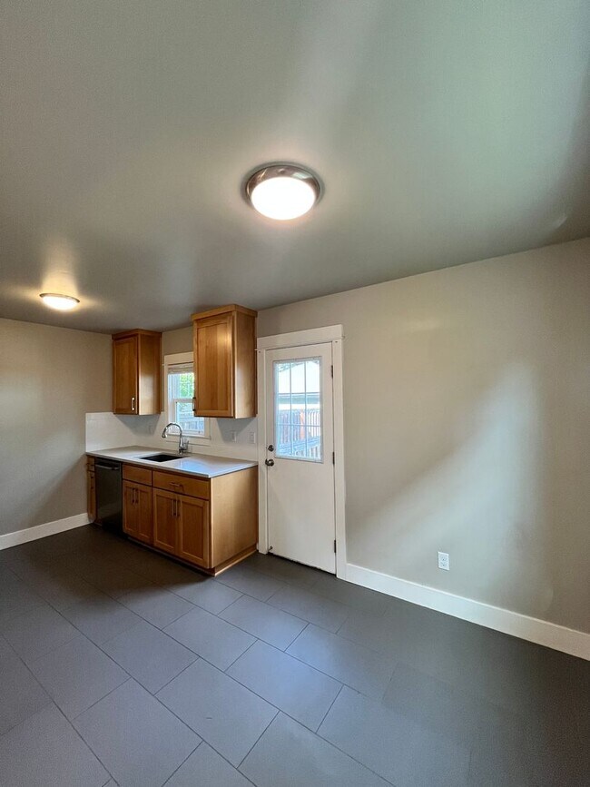 Building Photo - Gorgeous 2-Bedroom Townhome! Hardwood Floo...