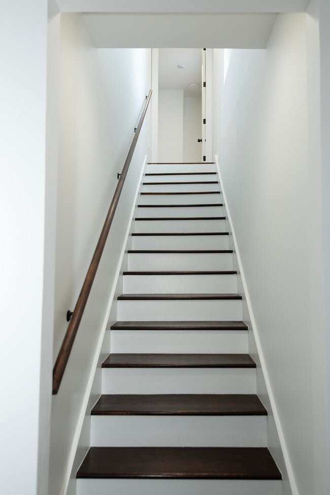 Building Photo - 634 SE 3rd Ave