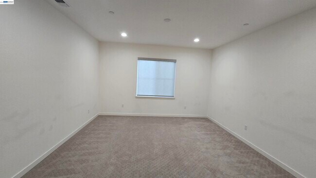 Building Photo - 304 E Angelina Ave