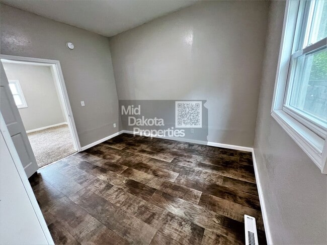 Building Photo - 404 S Minnesota- 4 Bedroom, 2 Bathroom House