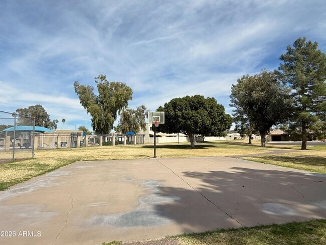 Building Photo - 2605 W Willow Ave