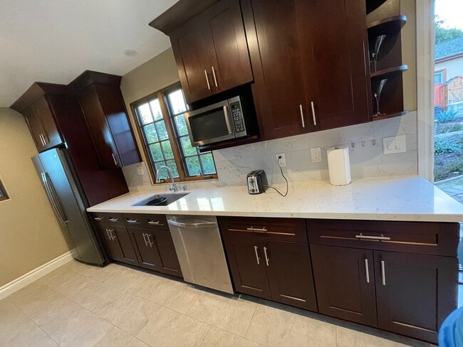 Building Photo - 1215 Altamead Dr