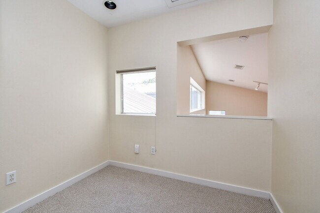 Building Photo - 824 Robin St
