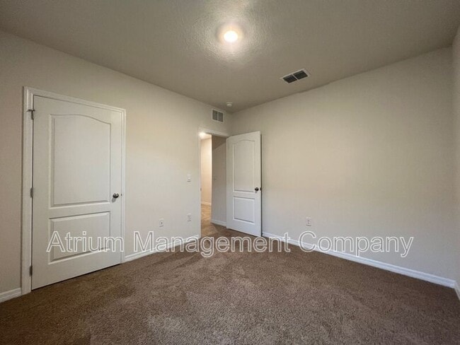 Building Photo - 2711 Rowan St