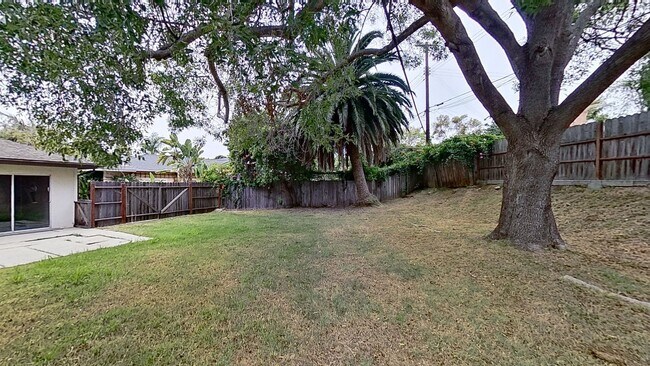Building Photo - Spacious 4 Bedroom/2 Bathroom home plus Of...