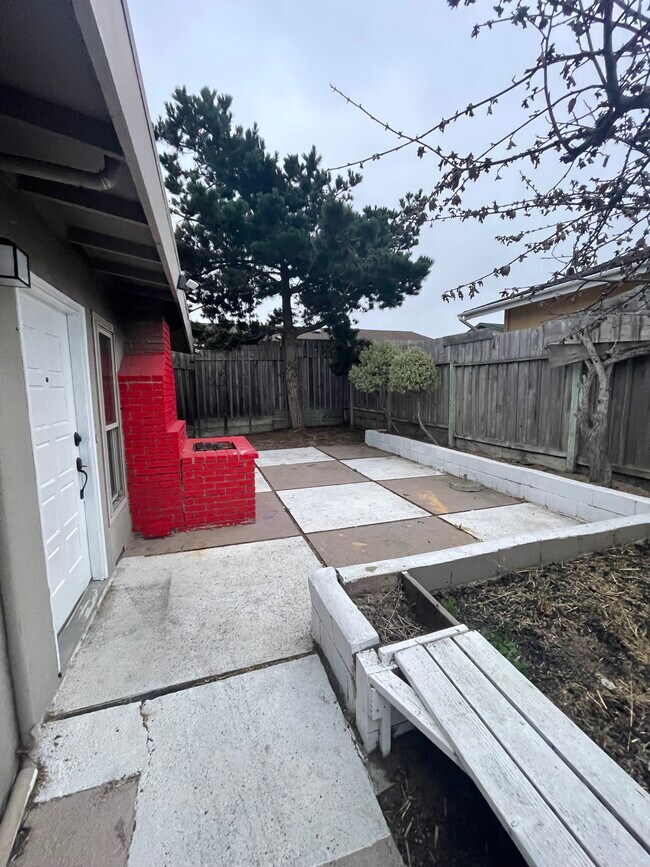 Building Photo - 1722 Judson St