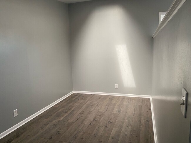 Building Photo - 1041 W 10th St