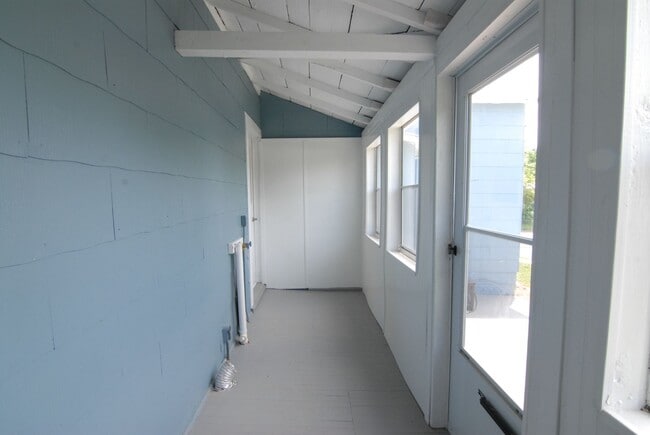 Building Photo - APPLICATIONS PENDING! Charming blue renova...